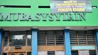 Spanduk yang terpasang di Masjid Mubasysyrin di Jalan Karbela Selatan, Setiabudi, Jakarta Selatan, Minggu (26/2). Di wilayah Karet, Setiabudi, Jakarta Selatan, setidaknya ditemukan 3 masjid yang dipasangi spanduk. (Liputan6.com/Yoppy Renato)