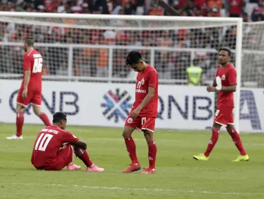 Para pemain Persija Jakarta tampak kecewa usai ditahan imbang Becamex Binh Duong pada laga Piala AFC di SUGBK, Jakarta, Selasa (26/2). Kedua klub bermain imbang 0-0. (Bola.com/M. Iqbal Ichsan)