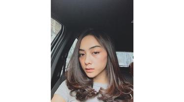 Selebgram ini merupakan kembaran kekasih Rizky Febian.