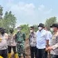 Menteri Lingkungan Hidup Jumhur Hidayat bersama Kapolda Riau Irjen Pol Herry Heryawan saat meninjau lokasi Karhutla di Rimbo Panjang, Kampar (Istimewa)