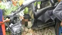 Warga kesulitan mengevakuasi sopir Toyota Avanza yang terjepit di dalam mobil yang ringsek. (Foto: Liputan6.com/Muhamad Ridlo/Polres Pemalang)