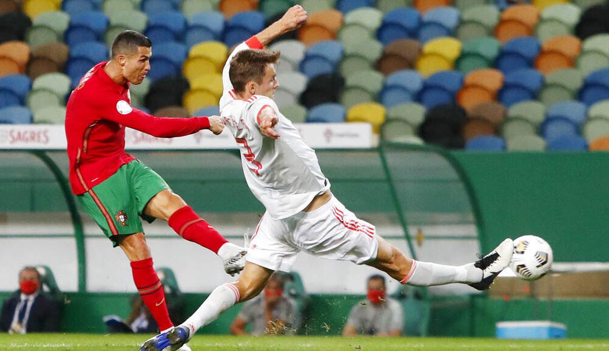 Striker Portugal, Cristiano Ronaldo, melepaskan tendangan saat melawan Spanyol pada laga uji coba di Stadion Jose Alvalede, Kamis (8/10/2020). Kedua tim bermain imbang 0-0. (AP Photo/Armando Franca)