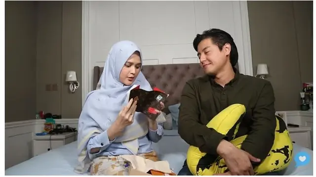 Cut Meyriska membuka kado dari Roger, ia mendapatkan sebuah case pasport.