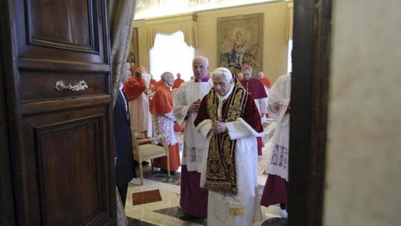 Paus Benediktus XVI mengundurkan diri