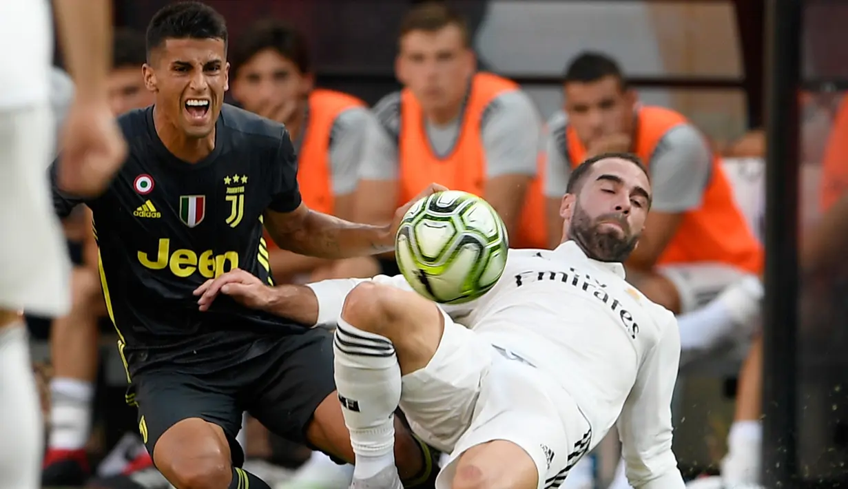 Bek Juventus Joao Cancelo berebut bola denganb bek Real Madrid Daniel Carvajal selama babak pertama pertandingan International Champions Cup (ICC) di Landover, Md (4/8). Madrid menang telak 3-1 atas Juventus. (AP Photo/Nick Wass)