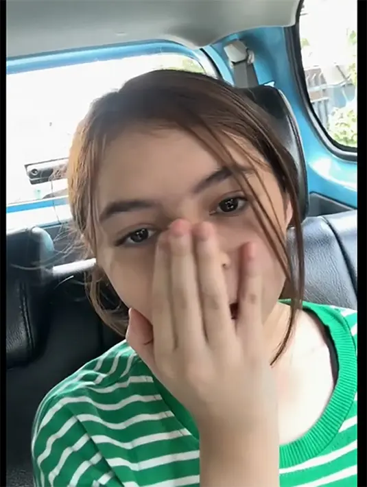 "Ibu tuh sekarang lagi males banget nge-post karena ibu minder, karena badan ibu lagi gemuk. Dan ini tuh kaya pemikiran most woman on earth, pokoknya jadi ngerasa gak pede aja gitu nge-post karena ibu ngerasa ibu gemuk. Terus menurut Sienna gimana? Kasih ibu advice, dong," sambung Marshanda. [Instagram/marshanda99]