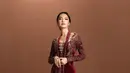 Raline Shah tampil cantik dalam balutan kebaya kutubaru panjang berwarna merah. Kebaya perpaduan velvet dan payet bikin Raline Shah terlihat seperti bangsawan [@ralineshah]