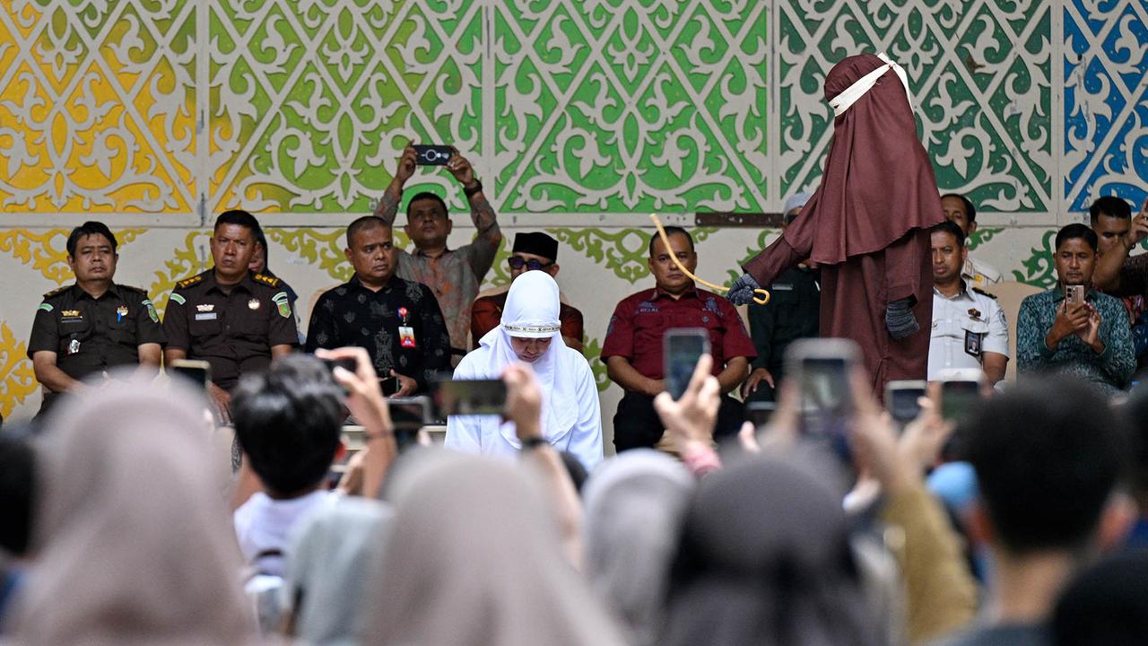 11 Pelanggar Syariat Islam Jalani Hukuman Cambuk di Banda Aceh