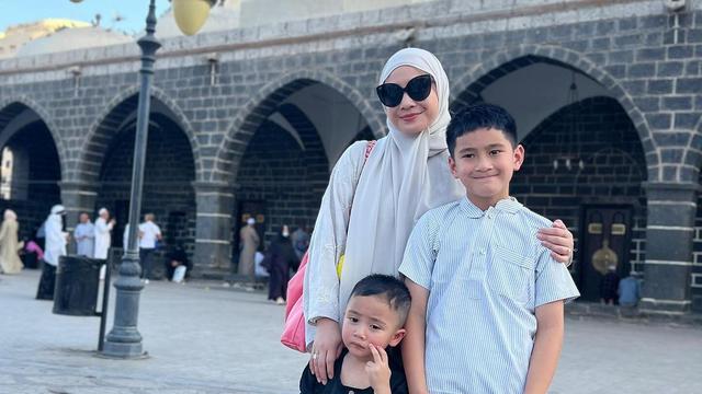 Gaya Santun Nagita Slavina Ibadah Umroh, Kenakan Abaya Mahal dan Tas Hermes Rp300jutaan