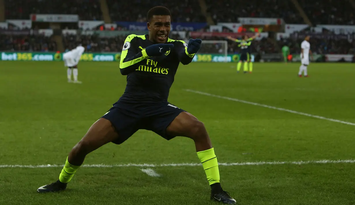 Penyerang Arsenal, Alex Iwobi, merayakan gol yang dicetaknya ke gawang Swansea pada laga Liga Inggris di Stadion Liberty, Wales, Sabtu (14/1/2017). (AFP/Geoff Caddick)