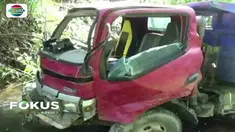 Sebuah truk yang tengah mengangkut belasan pengungsi gempa jatuh ke jurang di Mamasa, Sulawesi Barat. Empat orang meninggal dunia dalam kecelakaan tersebut.