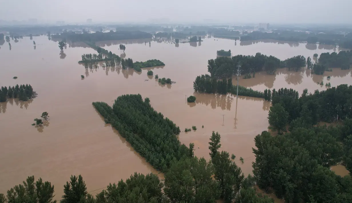 Jutaan orang telah dilanda peristiwa cuaca ekstrem dan gelombang panas berkepanjangan di seluruh dunia dalam beberapa pekan terakhir, peristiwa yang menurut para ilmuwan diperburuk oleh perubahan iklim. (Jade Gao / AFP)
