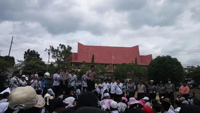 Tunjangan Profesi Nunggak 4 Bulan, Ribuan Guru Turun ke Jalan