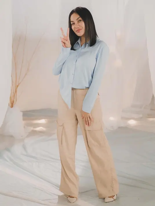 Gaya manis Nikita Mirzani mengenakan outfit warna biru. Ia memadukan kemeja lengan panjang berwarna biru muda, dengan celana kargo cokelat. [Foto: Instagram/raffinagita1717]