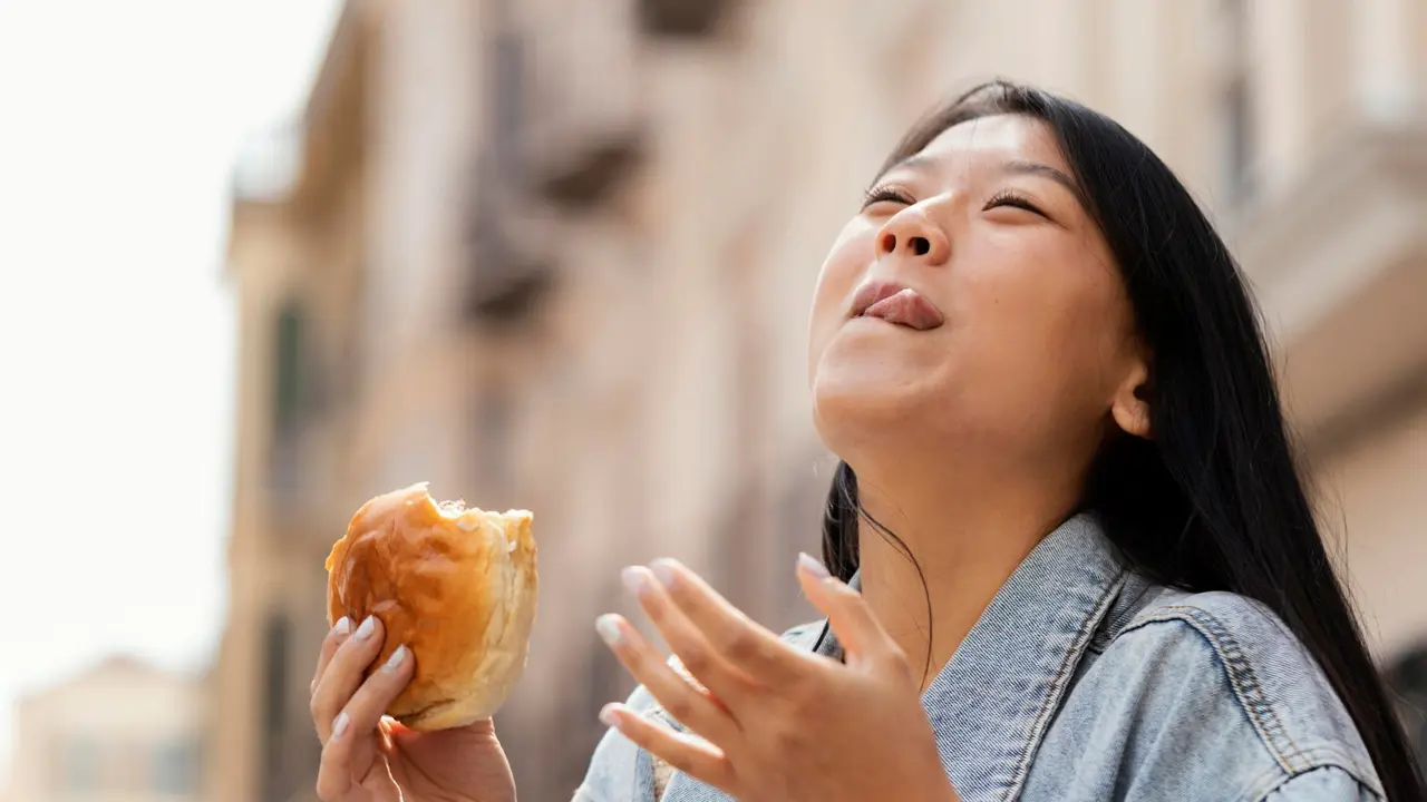 Savor First Bite, Kebiasaan Menikmati Gigitan Pertama agar Makan Tidak Berlebihan