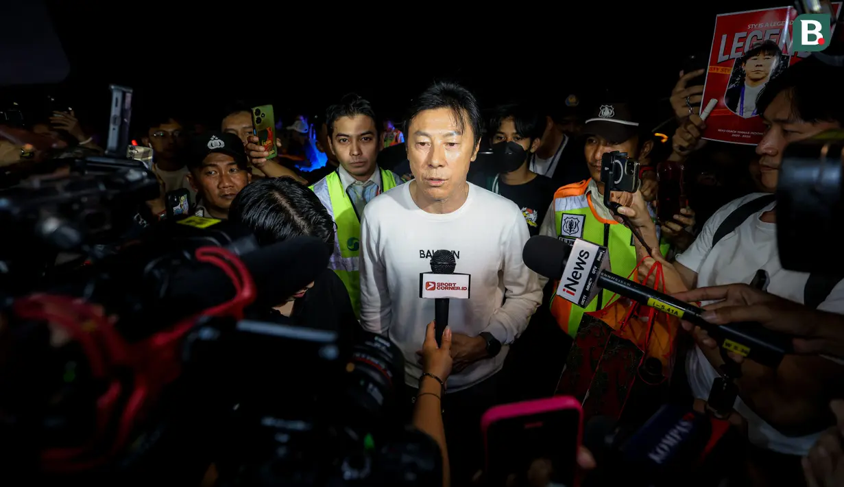 <p>Mantan pelatih Timnas Indonesia, Shin Tae-yong memberikan keterangan di depan media saat kembali ke negaranya melalui terminal 3 Bandara Soekarno-Hatta, Tangerang, Banten, Minggu (26/01/2025). (Bola.com/Bagaskara Lazuardi)</p>