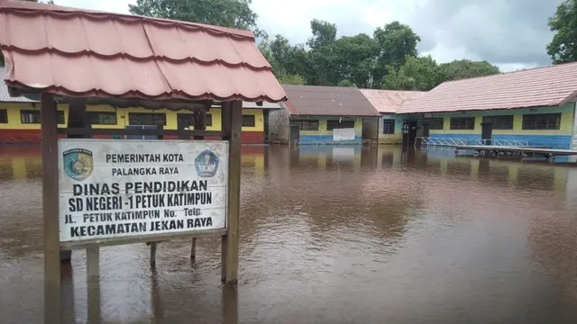 Debit air Sungai Rungan dan Sungai Kahayan di Kota Palangkaraya, Kalimantan Tengah (Kalteng) terus naik. Akibatnya, sejumlah wilayah kelurahan di kota tersebut banjir karena luapan air sungai.