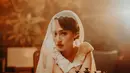 Selain bernyanyi, ia pun banyak mengembangkan bakatnya di dunia seni peran, dan model. Di layar lebar, ia sudah dua kali main film pada tahun 2021 ini. Tidak ketinggalan, ia pun berperan dalam web series sebagai seorang dokter dengan judul Cerita Dokter Cinta. (Liputan6.com/IG/@indahkus_)