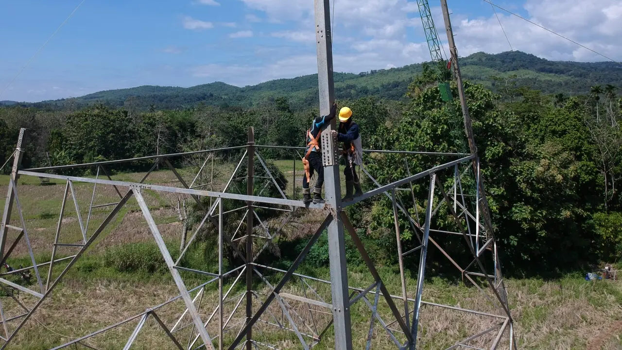 PT PLN (Persero) tengah menyelesaikan pembangunan jaringan tol listrik di Sumatera