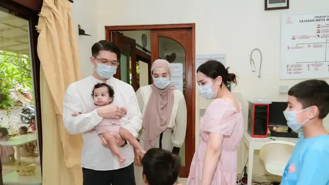 Potret Rafathar dan Rayyanza Sambangi Panti Asuhan Bali, Dapat Sambutan Hangat (credit: https://www.instagram.com/raffinagita1717/).