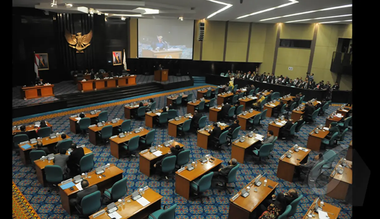 Suasana Rapat paripurna Penyampaian Jawaban Gubernur terhadap Pemandangan Umum Fraksi-fraksi terhadap Raperda tentang APBD TA 2015 di Gedung DPRD DKI, Jakarta, Selasa (20/1/2015). (Liputan6.com/Herman Zakharia)