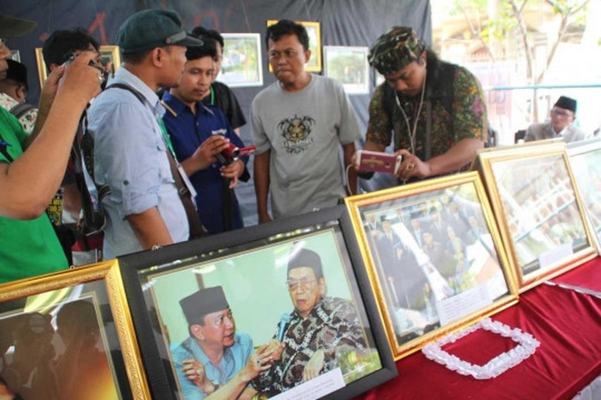 Melihat pameran foto Gus Dur saat menjadi Presiden