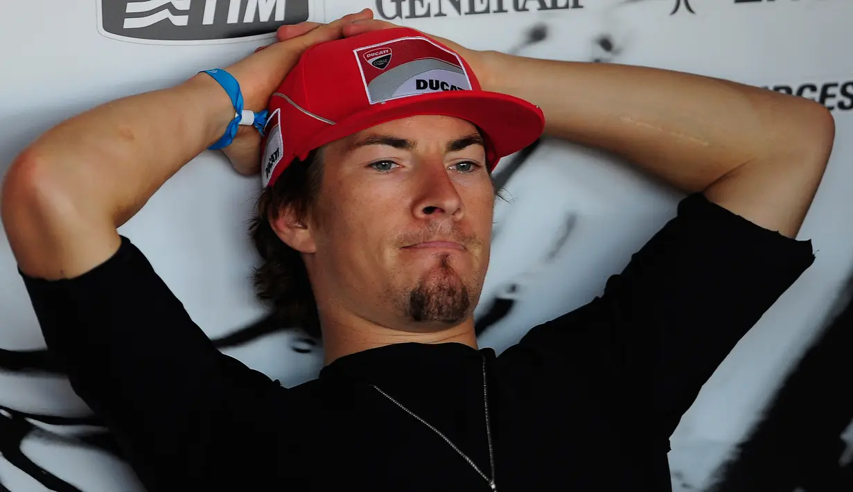 Nicky Hayden sebelumnya mengalami kecelakaan saat sedang bersepeda di Rimini, Italia pada 17 Mei 2017 lalu. Pembalap dengan julukan The Kentucky Kid itu tengah bersepeda saat sebuah mobil Peugeot menabraknya. (AP Photo/Manu Fernandez)