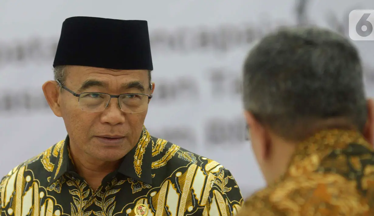 Menko PMK Muhadjir Effendy saat rapat koordinasi dengan jajaran kementerian dan lembaga di Gedung Kemenko PMK, Jakarta, Kamis (31/10/2019). Menko PMK Muhadjir Effendy menegaskan, pedoman pembangunan nasional di seluruh kementerian harus sesuai arahan presiden. (merdeka.com/Imam Buhori)