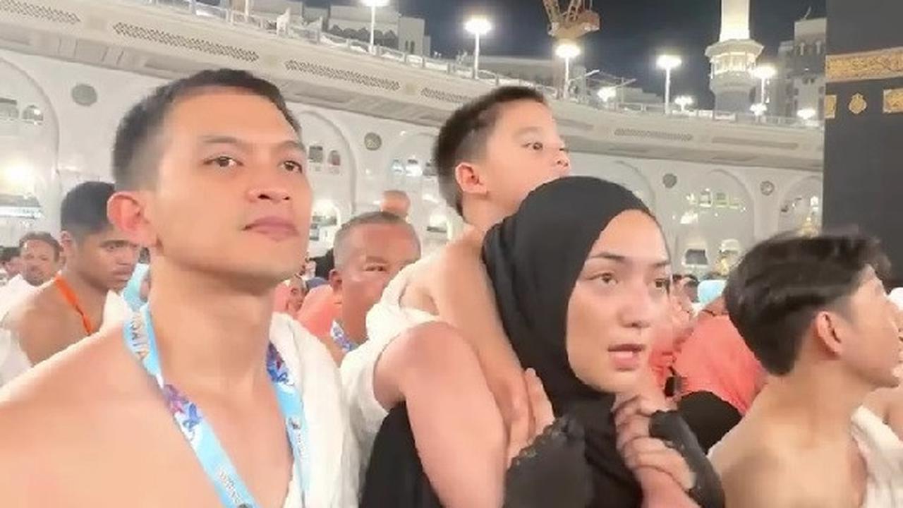 Momen Athar Anak Citra Kirana Ikut Umrah, Digendong Saat Tawaf