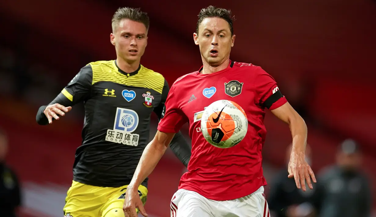 Gelandang Manchester United, Nemanja Matic mengontrol bola dari kejaran pemain Southampton, Will Smallbone pada pertandingan lanjutan Liga Inggris di Old Trafford di Manchester, Inggris (13/7/2020). MU bermain imbang 2-2 atas  Southampton. (AP Photo/Dave Thompson,Pool)