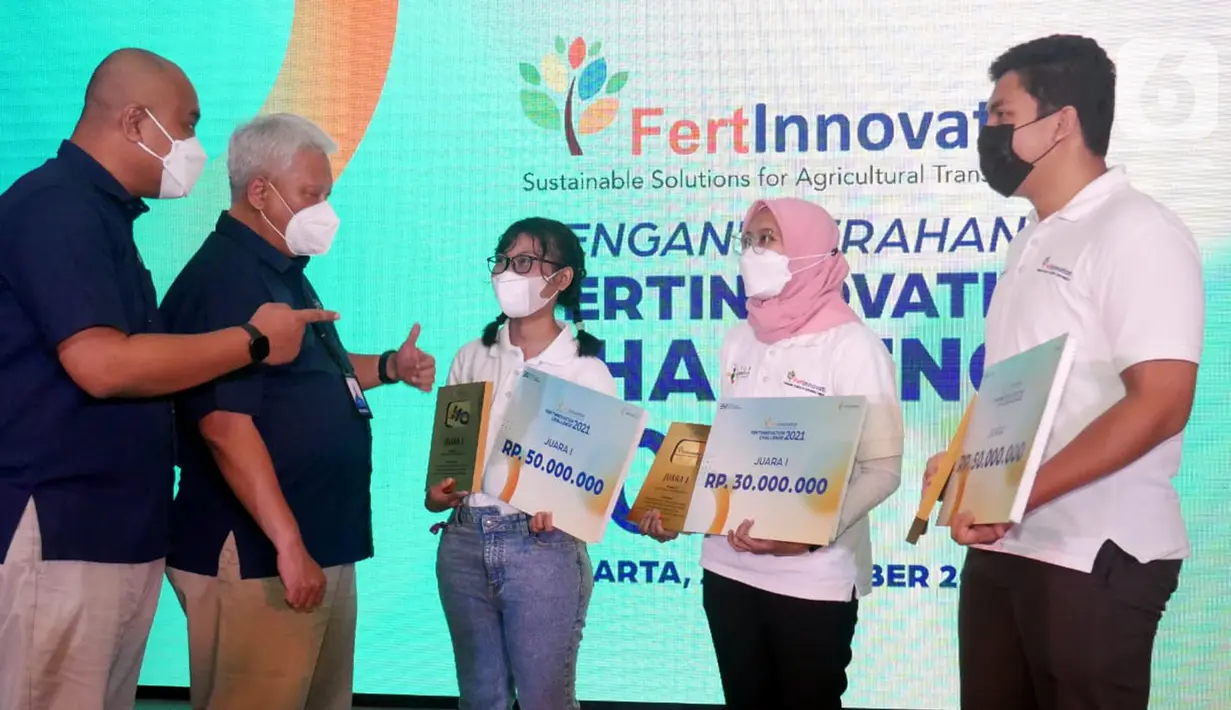 Direktur Transformasi Bisnis PT Pupuk Indonesia Panji Winanteya Ruky (kiri) didampingi Wakil Direktur Utama Nugroho Christijanto (kedua kanan) berbincang dengan para pemenang kompetisi riset pertanian Fertinnovation Challenge 2021 di Jakarta, Senin (20/12/3021). (Liputan6.com/HO/Rizki)