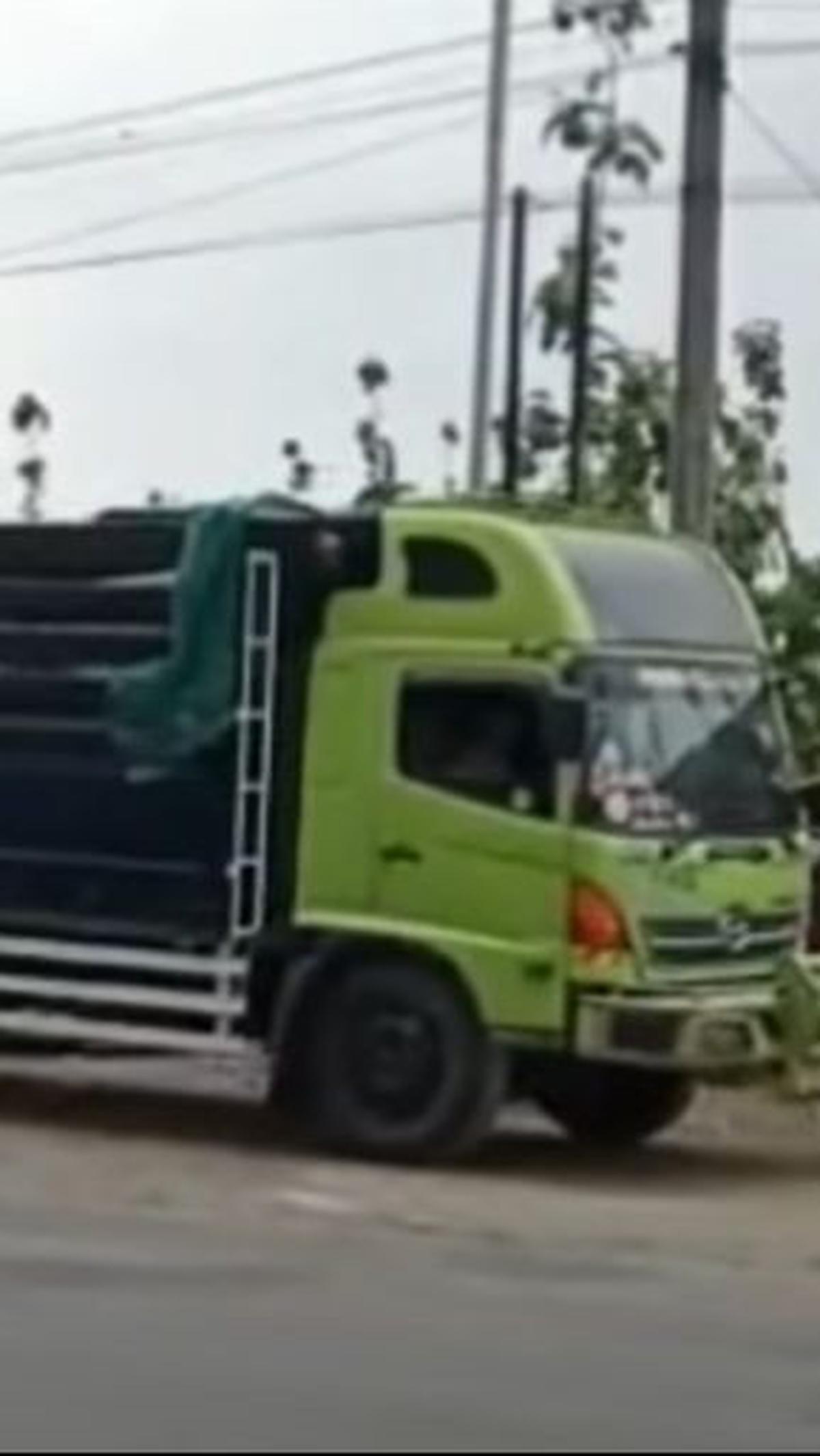 "Saya salut sama mbak Indah, ini truk gandengan ampun deh apalagi  melewati jalur yang padat luar biasa mbak Indah," ucap si perekam.