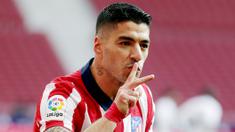 Striker Atletico Madrid, Luis Suarez, melakukan selebrasi usai mencetak gol ke gawang Real Madrid pada laga Liga Spanyol di Stadion Wanda Metropolitano, Minggu (7/3/2021). Kedua tim bermain imbang 1-1. (AP/Manu Fernandez)