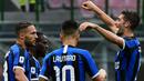Pemain Inter Milan merayakan gol yang dicetak Danilo D'Ambrosio ke gawang Brescia pada laga lanjutan Serie A pekan ke-29 di Giuseppe Meazza, Kamis (2/7/2020) dini hari WIB. Inter Milan menang 6-0 atas Brescia. (AFP/Miguel Medina)
