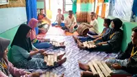 Sejumlah anak-anak remaja sedang berlatih senandung jolo di sanggar Mengorak Silo, Kumpeh Ilir, Kabupaten Muaro Jambi. (Liputan6.com/Taufik untuk Gresi Plasmanto)