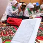 Sejumlah santri membaca ayat suci Al Quran di Gedung Pertamina, Jakarta, Kamis (23/6). Dalam rangka peringatan Nuzulul Quran, Pertamina bersama 27.218 anak yatim se-Jakarta membaca kitab suci Al Quran hingga khatam. (Liputan6.com/Angga Yuniar)