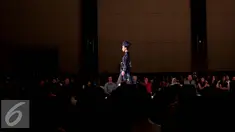 Model mengenakan busana LaSalle College yang bertajuk "Sekala" pada Fashion Nation di Senayan City, Jakarta (15/4). Peragaan busana ini merupakan hasil observasi studi para murid LaSalle College Jakarta di Pulau Dewata. (Liputan6.com/Gempur M Surya)