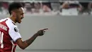 Untuk mengingat prestasinya bersama Arsenal, Aubameyang membuat tato pada bagian tangan kanannya. Dan tato tersebut terlihat saat dirinya membuat gol dalam pertandingan Liga Eropa melawan Benfica pada 25 Februari 2021. (AFP/Aris Messinis)