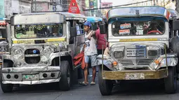 Jeepney pertama kali meluncur di jalanan Filipina tepat setelah Perang Dunia II – kendaraan berisik dan mengeluarkan asap yang awalnya terbuat dari sisa Jeep Amerika yang menjadi simbol nasional. (Ted ALJIBE / AFP)