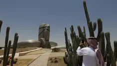 Seorang pria Saudi memfilmkan bagian luar King Abdulaziz Center for World Culture, juga dikenal sebagai Ithra, di Dammam, Arab Saudi, Minggu (27/6/2021).  Pusat tersebut dibangun oleh Saudi Aramco dan diresmikan oleh Raja Salman pada 2016. (AP Photo/Amr Nabil)
