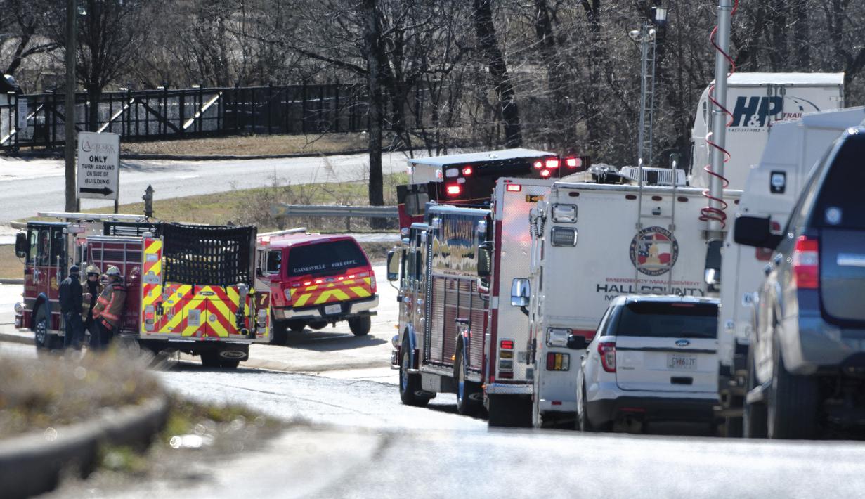 Personel darurat berkumpul menyusul kebocoran nitrogen cair yang menewaskan enam orang di luar situs Foundation Food Group di Gainesville, Ga., Kamis (28/1/2021).Lokasi peristiwa tersebut berjarak 97 kilometer sebelah timur laut Atlanta. (Scott Rogers//The Times via AP)