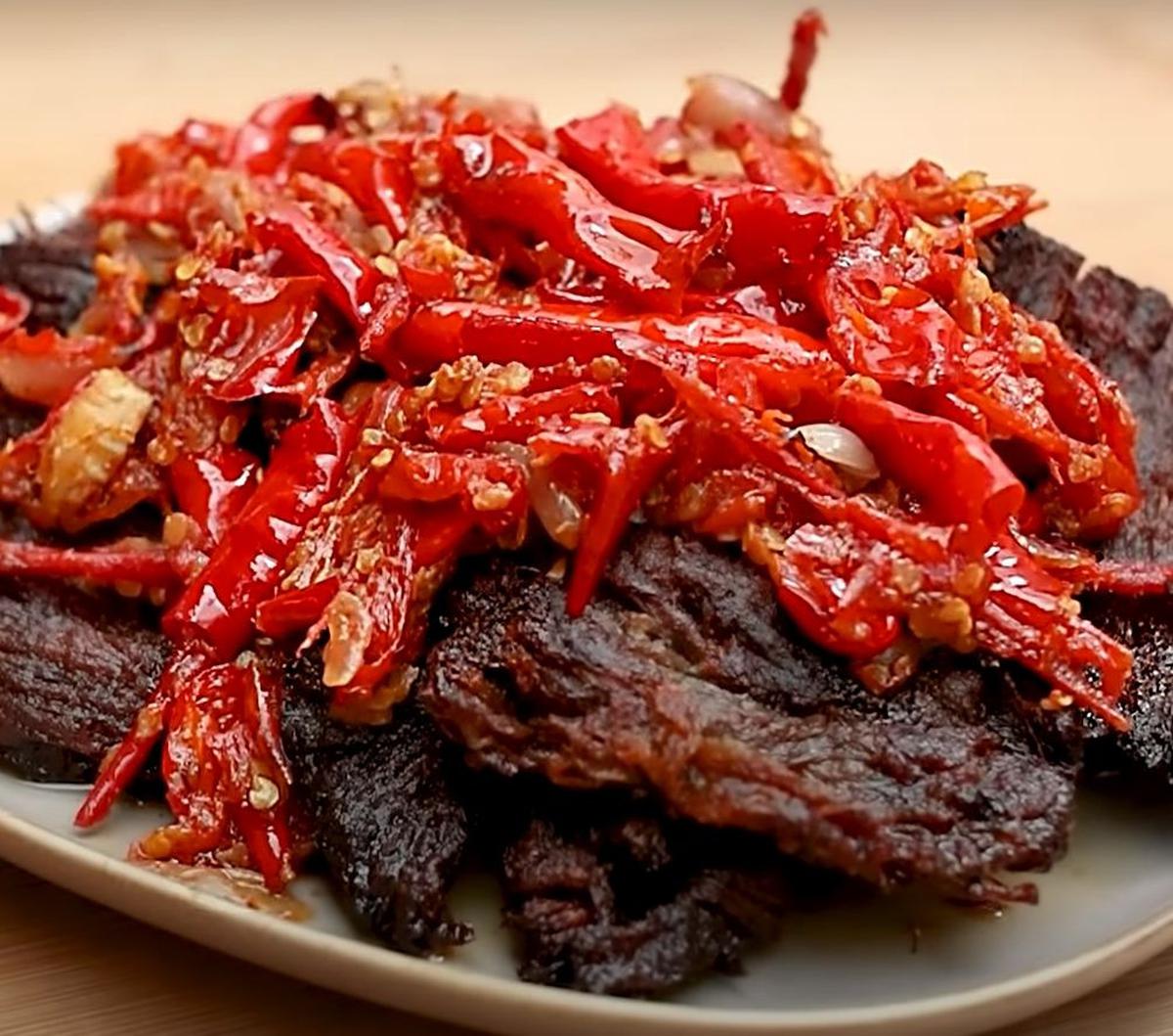 5. Resep Dendeng Batokok

Resep masakan Padang selanjutnya adalah dendeng batokok dengan siraman bumbu balado yang pedasnya nampol.

Lauk renyah ini bisa disimpan cukup lama juga, kok.