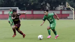 Gelandang Bhayangkara FC, Andik Vermansah, menggiring bola saat melawan PSM Makassar pada laga uji coba di Stadion PTIK, Jakarta, Rabu, (5/2/2020). Bhayangkara FC takluk 0-1 dari PSM Makassar. (Bola.com/M Iqbal Ichsan)