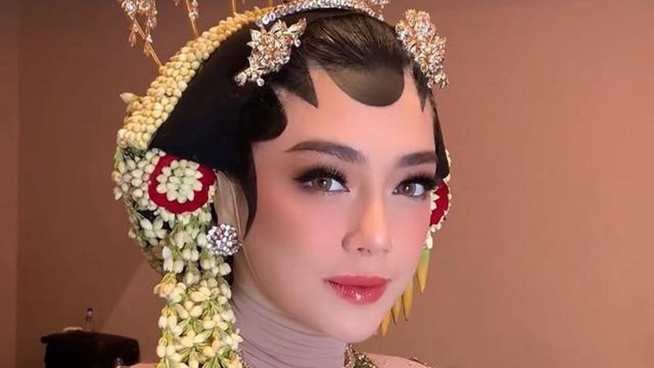 Potret Celine Evangelista dengan Paes Jawa Hijab di Gala Premier Film Danyang Wingit