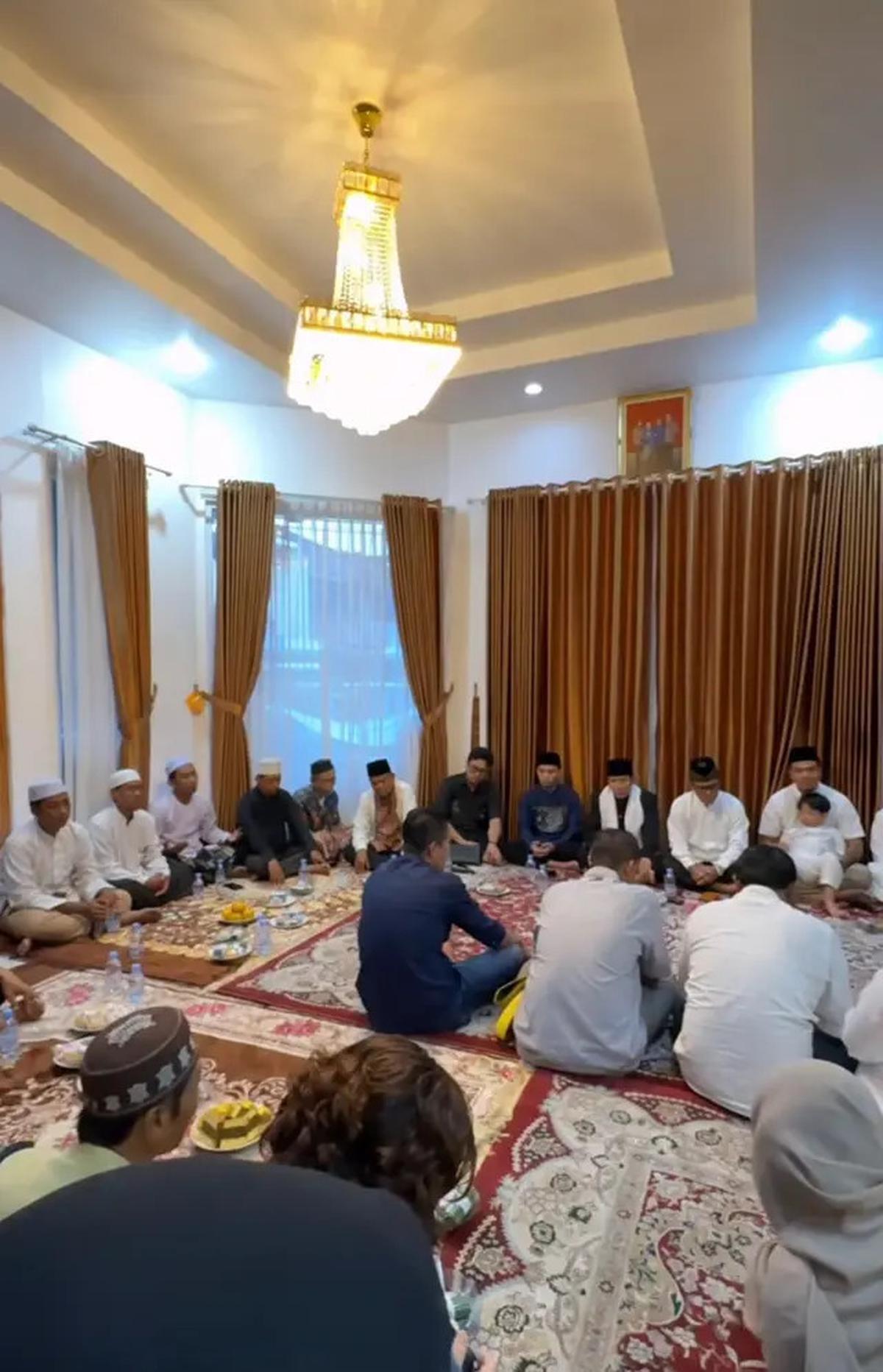 7 Potret Pengajian Sederhana Frans Faisal Jelang Menikah, Gaya Hijab Fuji Menawan