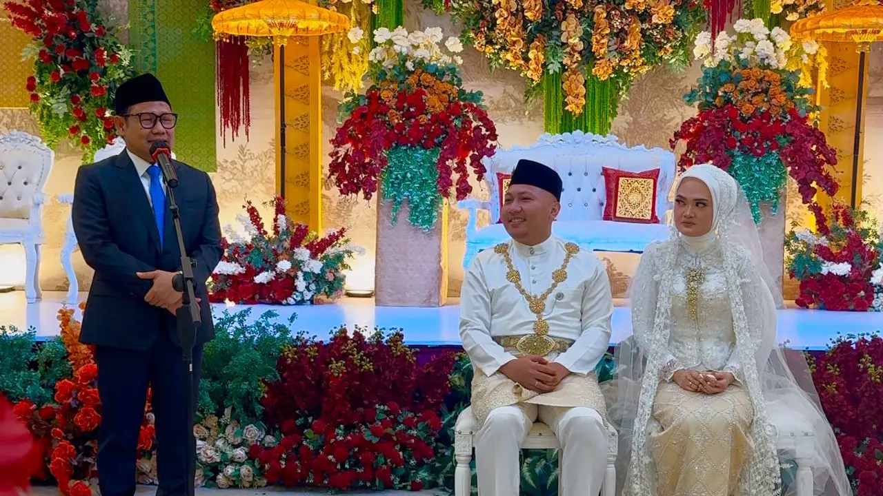 Ketua Umum Partai Kebangkitan Bangsa (PKB) Abdul Muhaimin Iskandar atau Gus Imin menjadi saksi pernikahan Abid Abdurrahman Adonis dengan Vassa Mustikahati di Kota Batam, Kepulauan Riau, Sabtu (7/12/2024) (Istimewa)