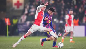 Gelandang Barcelona, Pedri, mengalami cedera saat bersua Slavia Praha pada laga ketujuh league phase Liga Champions musim ini di Fortuna Arena, Kamis (22/01/2026) dini hari WIB. (AP Photo/Petr David Josek)