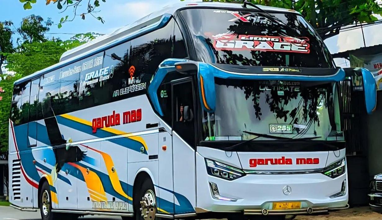 Laksana Legacy SR3 XHD merupakan versi Super High Deck (SHD) dari SR3 HD. Varian ini memiliki ruang bagasi yang lebih luas hingga di atas roda depan dan belakang. Bus ini mengusung kaca depan model double glass sehingga terlihat layaknya bus-bus modern. (Source: Instagram/@xorg_fotografi)