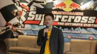 Marketing Director Kratingdaeng Davin Thomas Lai memberi keterangan saat konferensi pers Kratingdaeng Supercrosser The Ultimate Dirtwar di Jakarta, Kamis (15/2). (Liputan6.com/Faizal Fanani)