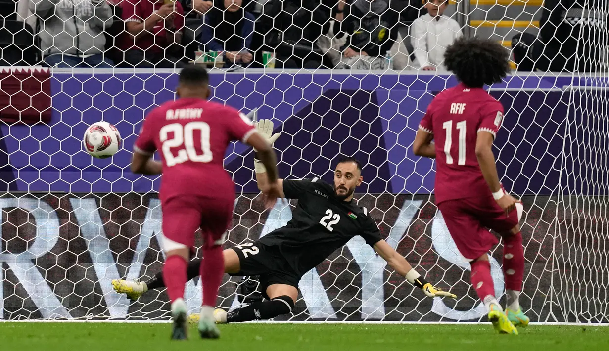 Qatar kemudian berbalik unggul ketika babak kedua berjalan empat menit. Mohammed Saleh melanggar Almoez Ali di kotak penalti dan wasit menunjuk titik putih. Afif tak menyia-nyiakan kesempatan. Qatar memimpin 2-1. (AP Photo/Thanassis Stavrakis)